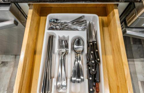 Relax And Sea NEW Luxury Canal-View Escape Gated Community Firepit and Decks - Foto 50