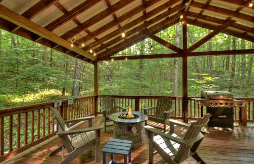 K6 Lodge Gather around the firepit soak in the hot tub and splash in the creek - Foto 26