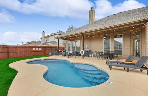 5-Bed 2-Bath with Pool & Backyard Retreat - Foto 1