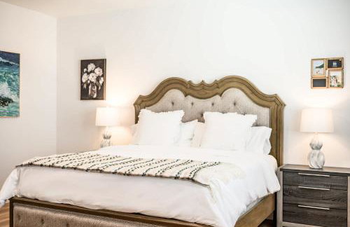 Spacious 5BR Getaway w Game Room & Modern Comfort - Photo 3