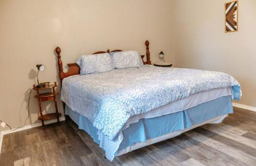 Rest Easy Retreat - 2BR Near SHSU - Pool - WiFi - Free Parking - Foto 47