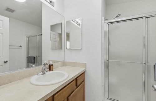 Cozy 2BR Mins to Lake Sumter Landing and Brownwood Paddock Square with BBQ, Workspace, Murphy Bed - Foto 19