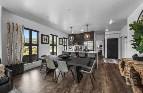 4-Season Modern Mountain Penthouse with Private Hot Tub & Scenic Views - Foto 59