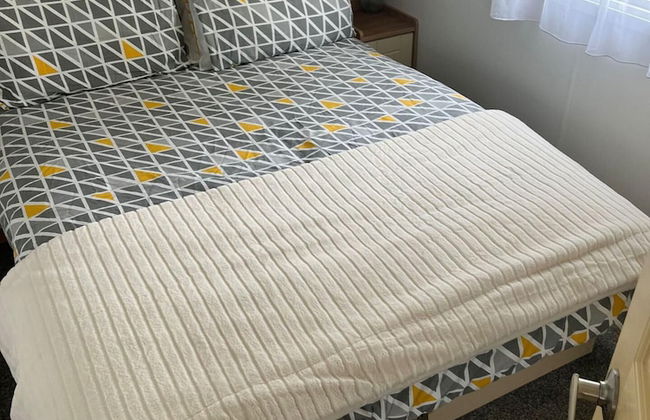 3-bed Homely Modern Caravan in Clacton-on-sea - Foto 2