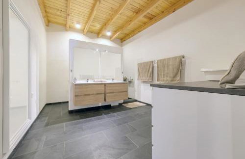 Chalet Emily Alpine Chic with Hot Tub and Ocean View By Lanzarote Vacation Homes - Foto 27