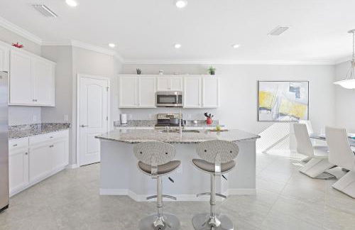 Modern waterfront home in Artesia with pool/gym - Photo 9