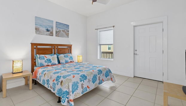 Condo in 4plex 1/2 Block to Beach w/ Pool & Views! - Foto 5, Habitación