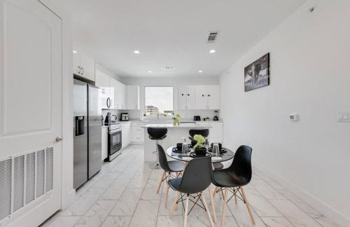 City View 2BR I Parking I King Bed I Workspace - Foto 6