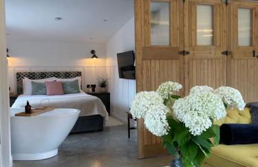 Luxury Barn with Hot Tub, Spa Treatments, Private Dining - Photo 8