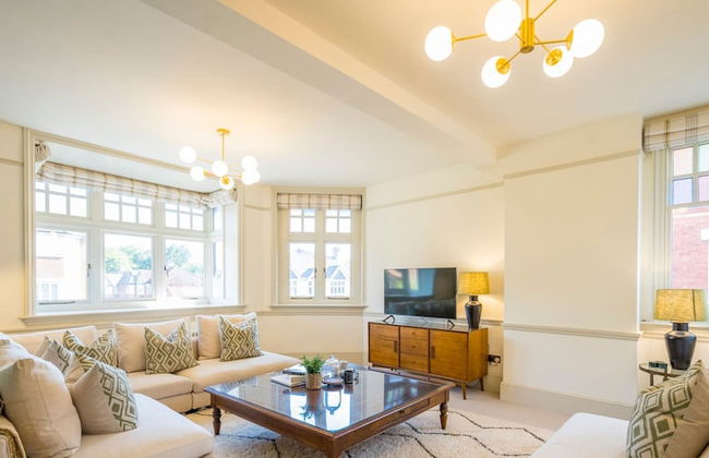 Dragon Court - 3 Beds Office Terrace Garden - Photo 2