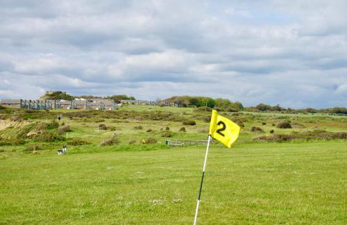 VALLEY VIEW self-catering coastal bungalow in rural West Wight - Photo 17