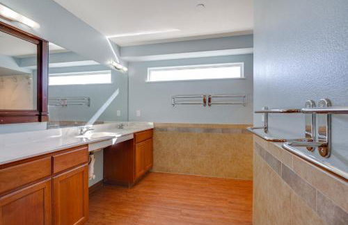 Huge Kitchen and Open Interior Pueblo Group Getaway - Foto 18