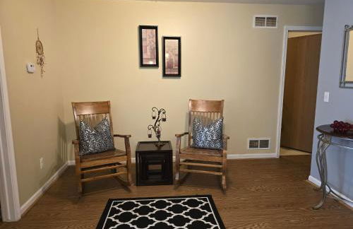 Entire 2-bedroom, 2 bath home with parking and newly renovated floors - Foto 10