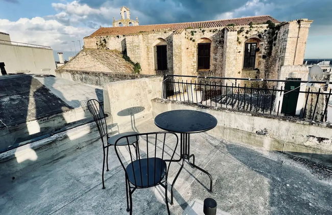 Tiny Townhouse In The Historic Centre - Photo 1