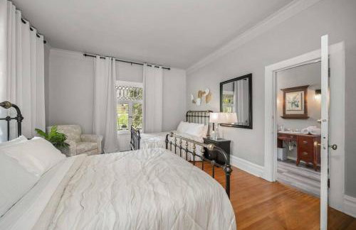 Entire Main level of Beautiful Historic Home - Foto 3