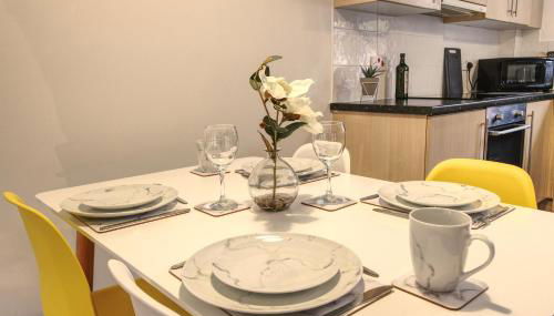 4 Dbl Beds, Modern Apartment, Free Parking and Home-from-home - Foto 4