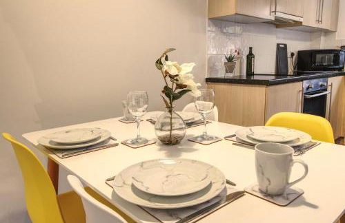 4 Dbl Beds, Modern Apartment, Free Parking and Home-from-home - Foto 4