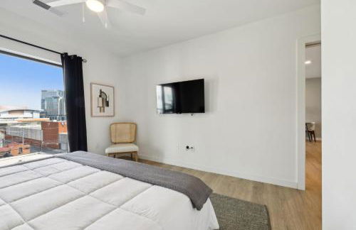 Skyline Nights in Downtown Nashville Walk to Broadway with Pool and Gym - Foto 31