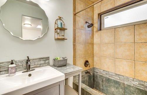 Vibrant Casa Paloma with Patio - Near Vineyards! - Foto 12