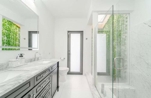 Resort Style Backyard Heated Pool Hot Tub Fire Pit - Foto 25