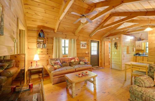 All-Season Sunroom and Hot Tub Marion Cabin Retreat - Foto 6