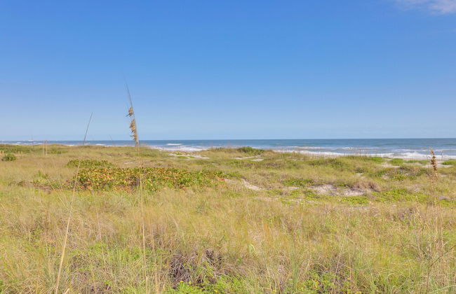 Sunny Cocoa Beach Condo with Balcony and Pool Access - Foto 45