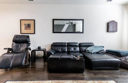 Stunning Townhome Near Uptown - Photo 8