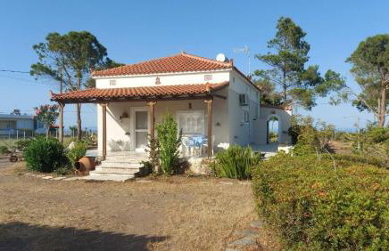 Vintage Beach House - Photo 1