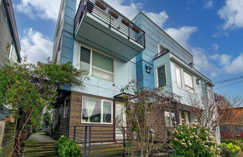 Lake & City View Modern Retreat w AC - Photo 22