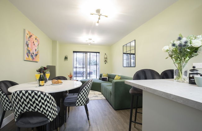 Elliot Oliver - Deluxe Two Bedroom Apartment With Parking & EV Charger - Photo 10