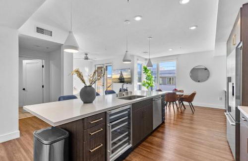 Amethyst Sky Loft - Elevated Two-Story Waterfront - Foto 1