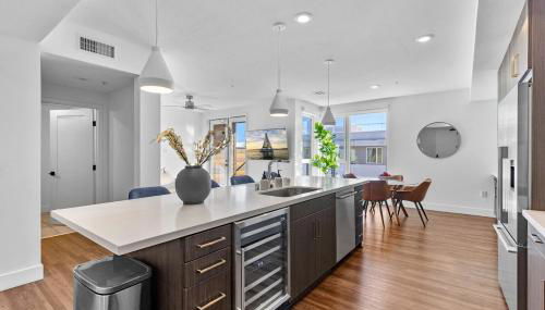 Amethyst Sky Loft - Elevated Two-Story Waterfront - Foto 1