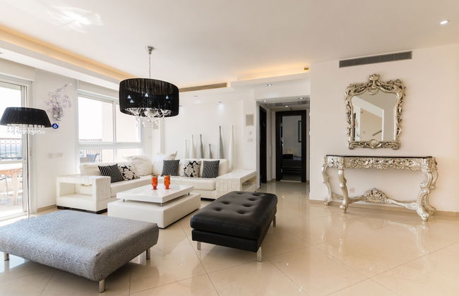 Apartment with Sauna, Hot Tub & Parking - Photo 14