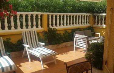 Adosado/casa con terraza y buhardilla. Playa El Perelló - Foto 12