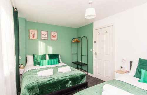 Workers Families Pet Friendly 7Bed 2Bath and WC Free Parking Garden 14PPL - Photo 1