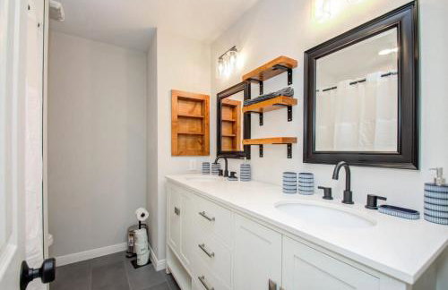 Luxury Mansion Dream Home - 6 Bed Pool Grill - Photo 25