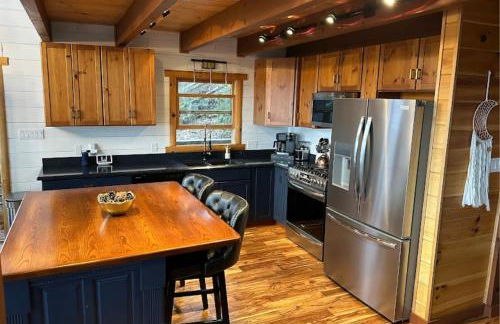 A Celestial Chalet Pets, Hot Tub & Mountain View - Photo 21