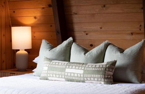 Pet & Kid Friendly Cozy Cabin, BBQ, Firepit, Outdoor Dining, Forest Views - Photo 24