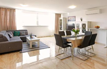 Modern 2-Bed Apt, Late check in available - Photo 20