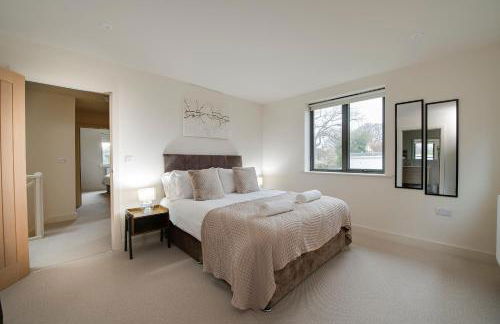 Spacious 5BR Home Near New Forest & Coast - Parking - Sleeps 10 - Photo 22