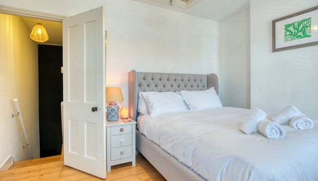 Stylish 2BD with Private Garden & Sauna - Foto 2, Habitación