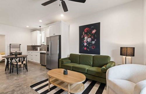 Teche House KING Bed Luxury Getaway Fast WiFi - Foto 8