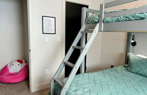 Peaks & Pines Modern Gem, 2 Kings, Bunks, Hot Tub, Walkable, Kid's Cove - Foto 49