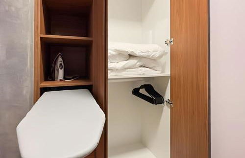 Studio moderno com cama Queen e piscina perto da Oktoberfest! - Foto 18