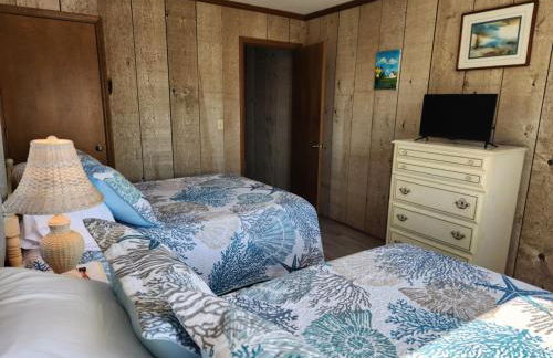 Spacious Beach House Steps to Sand - Foto 19