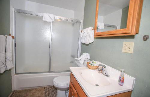 Rest N Relax Inn - Beautiful chalet-style cabin features dramatic forest and slope views! - Foto 18