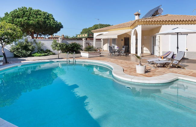 Detached Villa With a Large Private Swimming Pool - Foto 25