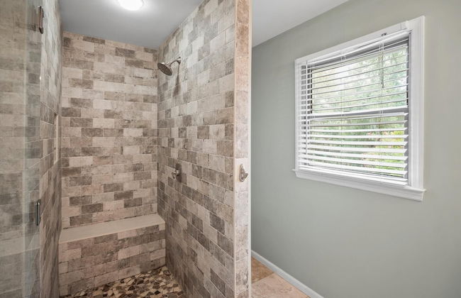 Stunning Marsh & Water Views in This Completely Renovated Three Bedroom Home - Foto 19