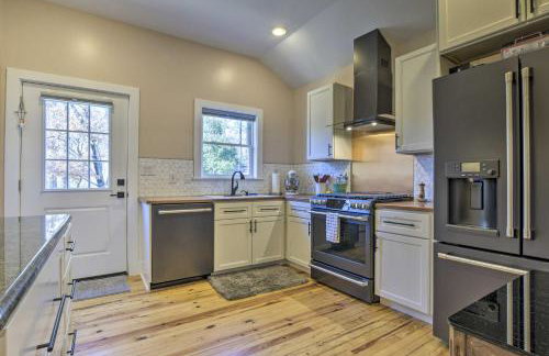 Renovated Carrboro House with Deck and Fire Pit! - Foto 7