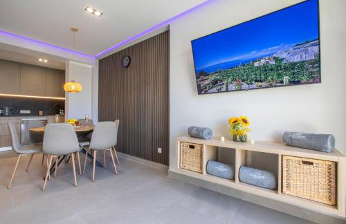 Apartamento de Lujo con Jacuzzi Privado, Piscina y Vistas al Mar - Foto 39
